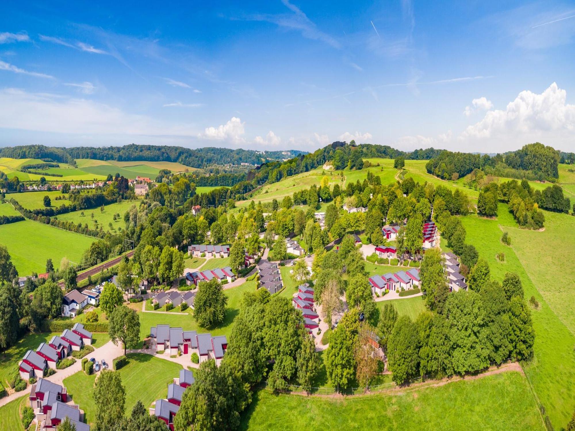 Nice Bungalow With Sauna And Bubble Bath, On A Holiday Park, 4 Km Valkenburg Villa Walem Bagian luar foto